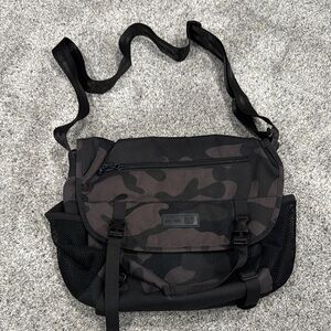 Men's Gap Black Camouflage Messenger Bag newer used but no tag.